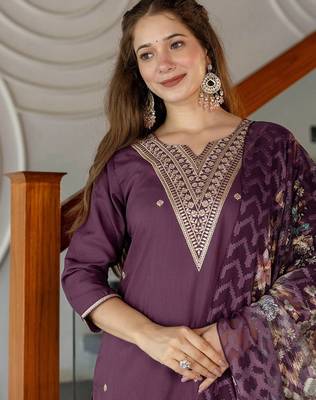 Women Floral Embroidered Sequinned Kurta with Trousers & Dupatta 2