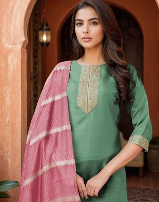Women Ethnic Motifs Embroidered Kurta with Trousers & Dupatta 2