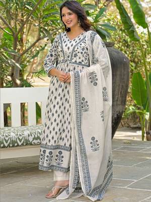 Women Floral Printed Empire Pure Cotton Kurta with Trousers & With Dupatta 3