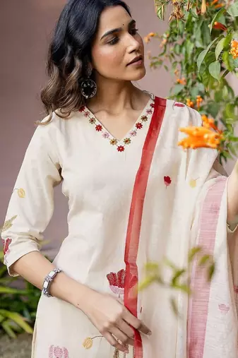 Women Floral Embroidered Regular Thread Work Pure Cotton Kurta with Trousers & With Dupatta