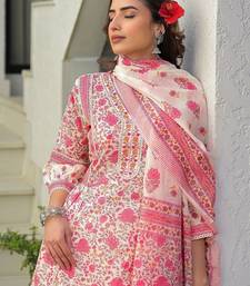 Women Floral Printed Regular Kurta with Trousers & With Dupatta
