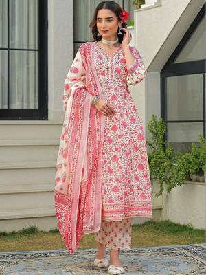 Women Floral Printed Regular Kurta with Trousers & With Dupatta 1