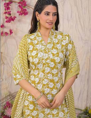 Women Floral Printed Regular Kurta with Trousers & With Dupatta 2