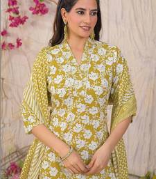 Women Floral Printed Regular Kurta with Trousers & With Dupatta