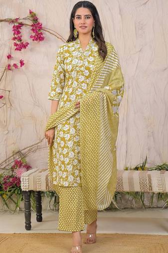 Women Floral Printed Regular Kurta with Trousers & With Dupatta