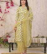 Women Floral Printed Regular Kurta with Trousers & With Dupatta
