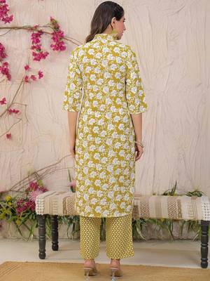 Women Floral Printed Regular Kurta with Trousers & With Dupatta 3