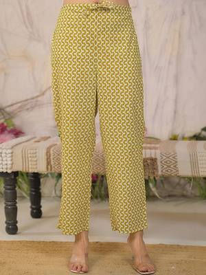 Women Floral Printed Regular Kurta with Trousers & With Dupatta 4