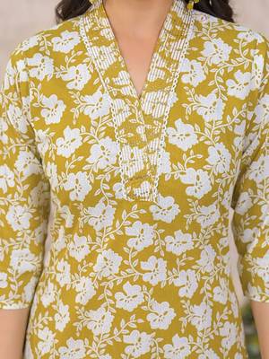 Women Floral Printed Regular Kurta with Trousers & With Dupatta 5
