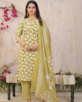 Women Floral Printed Regular Kurta with Trousers & With Dupatta 6