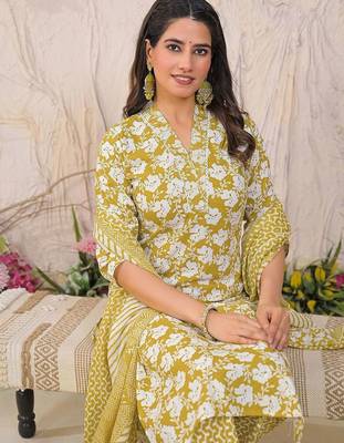 Women Floral Printed Regular Kurta with Trousers & With Dupatta 7