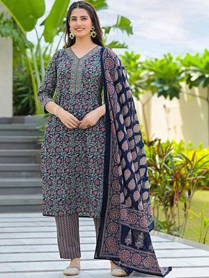 Women Floral Printed Regular Kurta with Trousers & With Dupatta 2