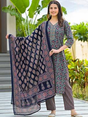 Women Floral Printed Regular Kurta with Trousers & With Dupatta 1