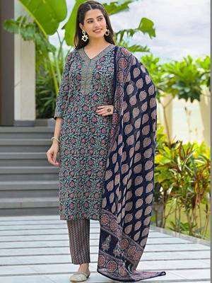 Women Floral Printed Regular Kurta with Trousers & With Dupatta 6