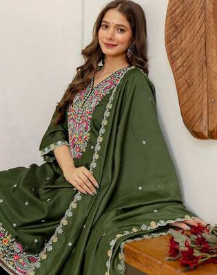 Women Floral Embroidered Kurta with Trousers 2