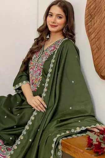 Women Floral Embroidered Kurta with Trousers
