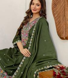 Women Floral Embroidered Kurta with Trousers