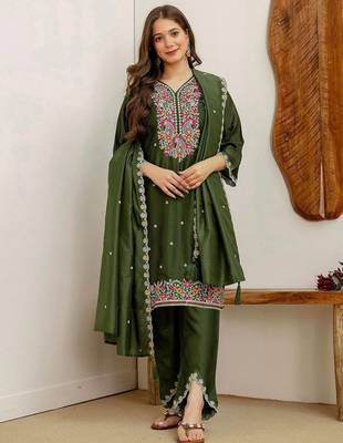 Women Floral Embroidered Kurta with Trousers 1