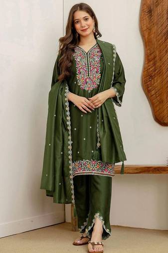 Women Floral Embroidered Kurta with Trousers