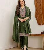Women Floral Embroidered Kurta with Trousers