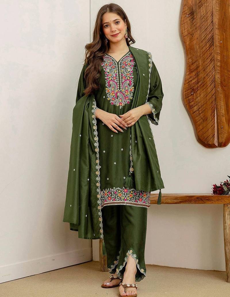 Women Floral Embroidered Kurta with Trousers