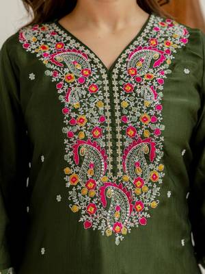 Women Floral Embroidered Kurta with Trousers 3