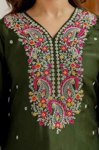 Women Floral Embroidered Kurta with Trousers
