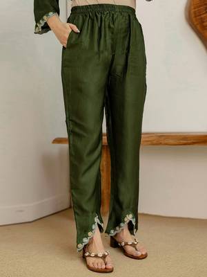 Women Floral Embroidered Kurta with Trousers 4