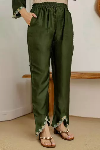 Women Floral Embroidered Kurta with Trousers