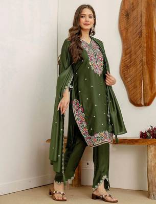 Women Floral Embroidered Kurta with Trousers 5