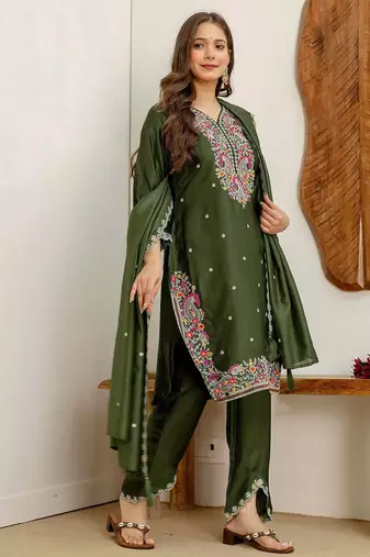 Women Floral Embroidered Kurta with Trousers