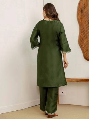 Women Floral Embroidered Kurta with Trousers 6