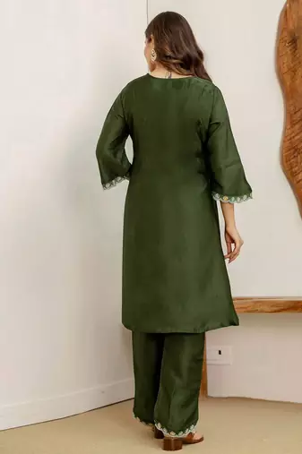 Women Floral Embroidered Kurta with Trousers