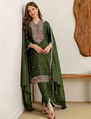 Women Floral Embroidered Kurta with Trousers 7