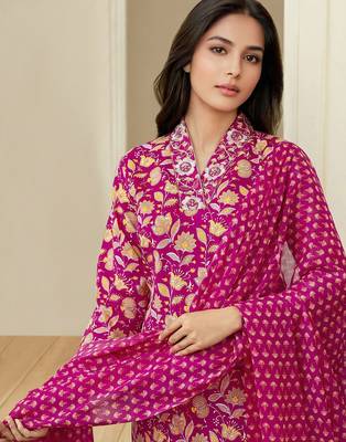 Women Floral Printed Kurta with Trousers & Dupatta 2