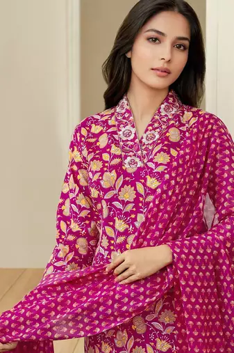 Women Floral Printed Kurta with Trousers & Dupatta