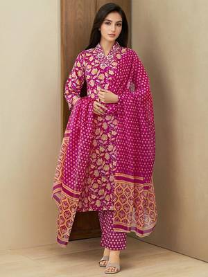 Women Floral Printed Kurta with Trousers & Dupatta 1