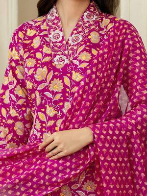 Women Floral Printed Kurta with Trousers & Dupatta 3