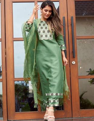 Women Ethnic Motifs Printed Kurta with Trousers & Dupatta 1