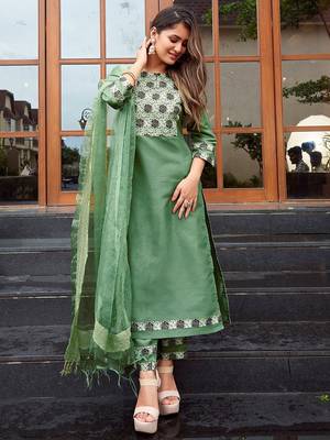 Women Ethnic Motifs Printed Kurta with Trousers & Dupatta 4