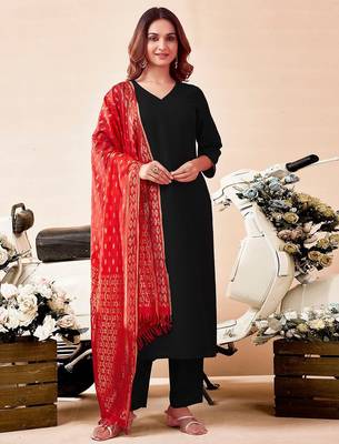 Women Solid Kurta with Trousers & Dupatta 1
