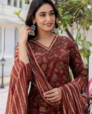 Women Floral Printed V-Neck Kurta with Trousers & With Dupatta 2