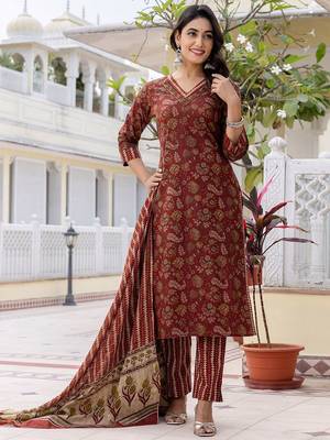 Women Floral Printed V-Neck Kurta with Trousers & With Dupatta 5