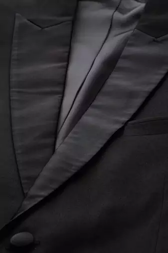 Men black solid slim fit tuxedo suit