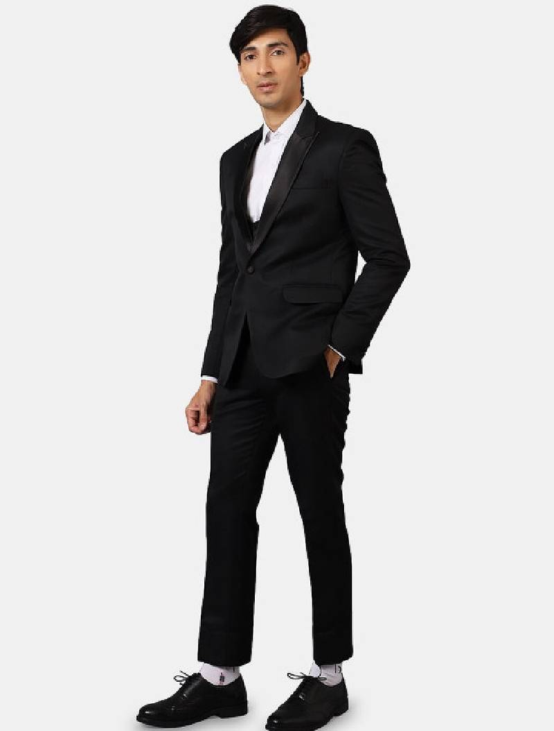 Men black solid single-breasted three-piece tuxedo suit