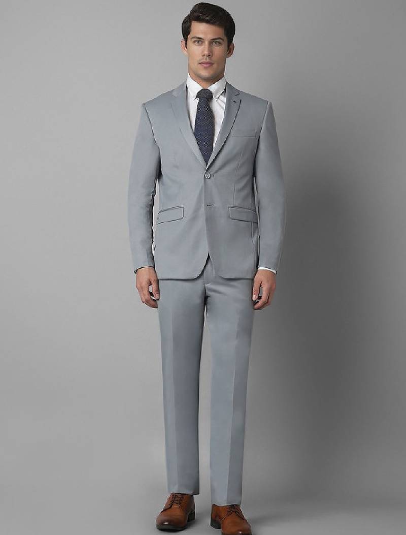 Slim-fit single-breasted two-piece formal suit