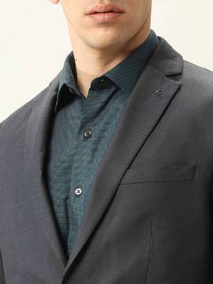 Tailored-fit single-breasted two-piece suit 3