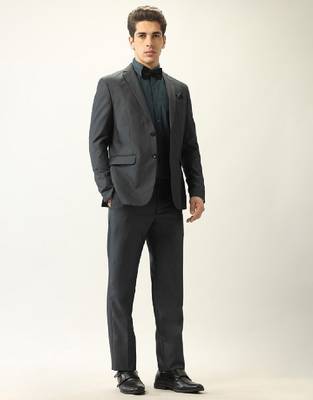 Tailored-fit single-breasted two-piece suit 4