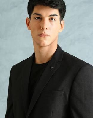 Tailored-fit single-breasted two-piece suit 2