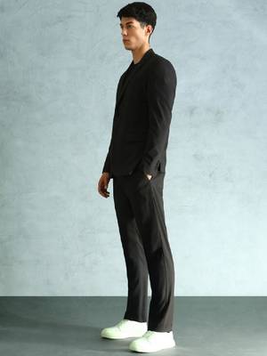 Tailored-fit single-breasted two-piece suit 3